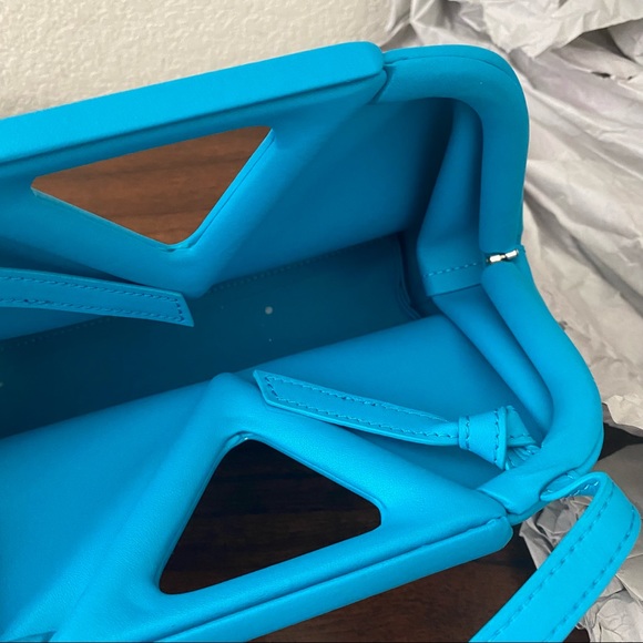 Robin Blue Geometric Structured Gathered POINT Triangle Crossbody Clutch | B2 - Picture 7 of 8